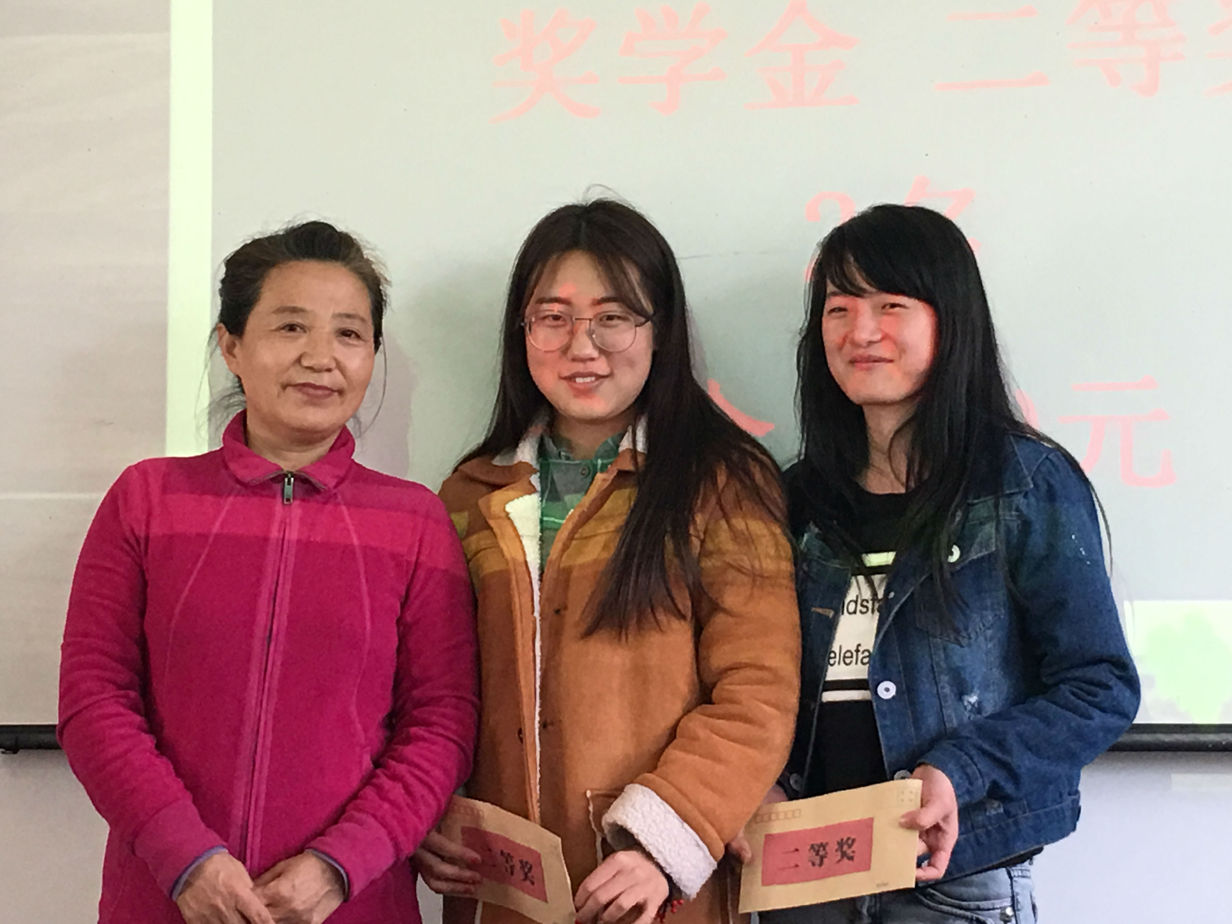 施老师与二等奖同学.JPG